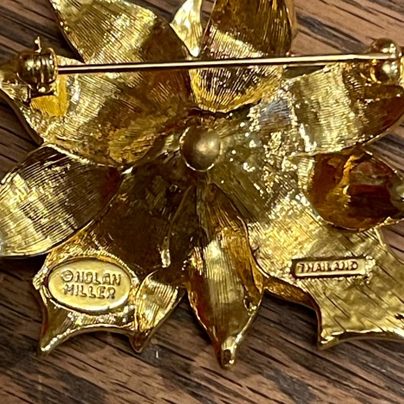 Nolan Miller poinsettias brooch with opals and green rhinestones - Picture 5 of 7